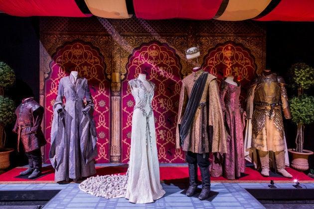 De izquierda a derecha, los trajes de Tyrion Lannister, Sansa Stark, Margaery Tyrell, Joffrey Baratheon, Cersei Lannister y su hermano Jaime en la Boda Púrpura.