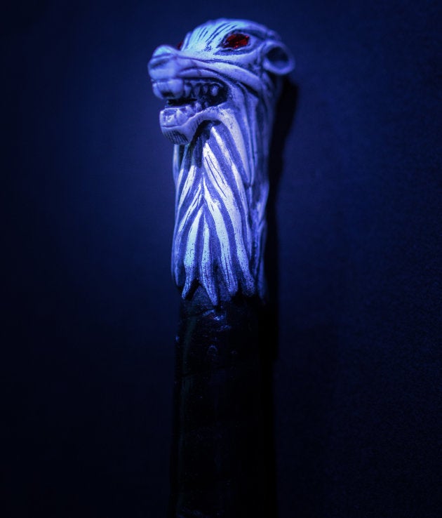 Pomo de Garra, la espada que el comandante Mormont le regala a Jon cuando éste lo salva de un zombi. Es de acero valyrio, capaz de matar Caminantes Blancos.