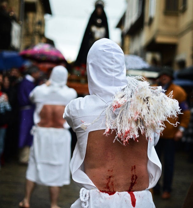 Los 'picaos' de San Vicente de la Sonrierra (La Rioja). Uno de los pocos lugares de España en los que se mantiene la tradición de los flagelantes en Semana Santa.
