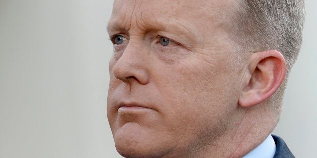 El secretario de Prensa de la Casa Blanca, Sean Spicer, se disculpa durante una entrevista televisiva.