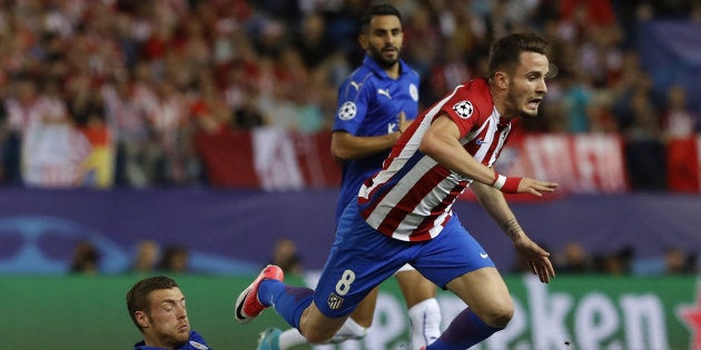 El centrocampista del Atlético Saúl Ñíguez supera al delantero del Leicester Jamie Vardy durante el partido de ida de cuartos de final de la Champions, el pasado 12 de abril, en Madrid.
