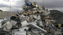 Rodeados de montañas de basura