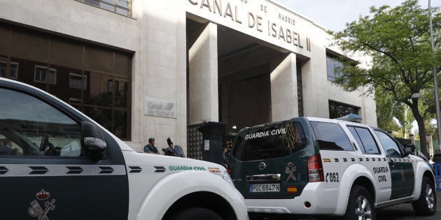 Agentes de la Guardia Civil ante la sede de Canal de Isabel II.