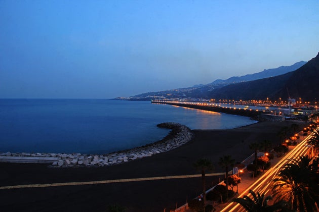 Imagen de la playa con el Puerto de Santa Cruz de La Palma de