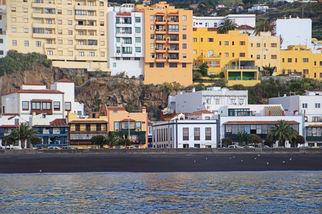 Vista desde el mar con los balcones típicos en primera