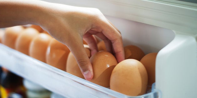 Por qué jamás debes guardar los huevos en la puerta del frigorífico | El HuffPost