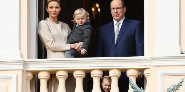 El príncipe Alberto de Mónaco, la princesa Charlene y sus hijos, en una imagen de febrero de 2017.