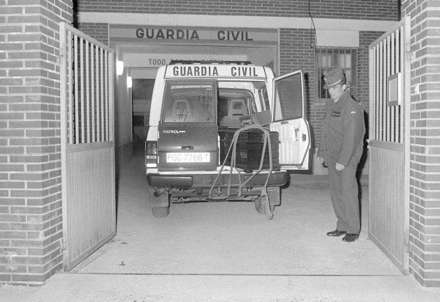 Un vehículo de la Guardia Civil de Llombay transporta los féretros de las tres