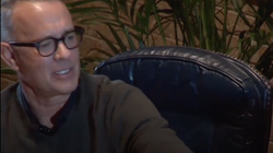 Tom Hanks ayuda a un hombre a pedir