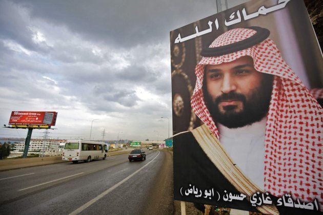 Un poster con el rostro de Mohamed bin Salman con la frase "Dios te protege"