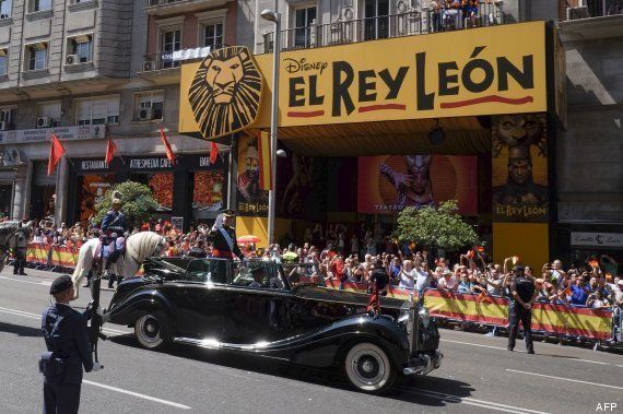 Rajoy coronado, El Rey León y otras fotos en el momento