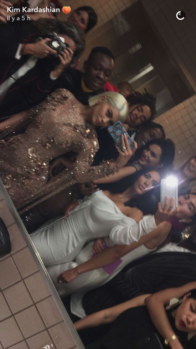 Las Kardashian se saltan las reglas de Anna Wintour con este selfi en el baño del
