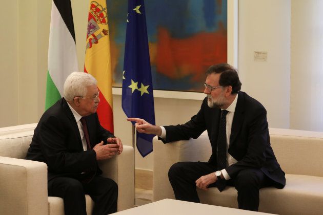 Mahmoud Abbas escucha a Mariano Rajoy durante su reunión en La