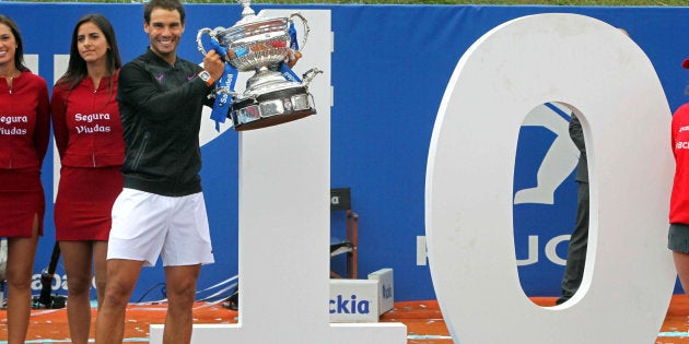 Nadal levanta el trofeo del Conde de Godó.