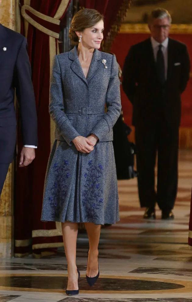 La reina Letizia repite traje del Día de la Hispanidad: juega a las cinco diferencias El HuffPost Tendencias
