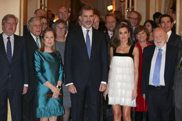 La reina Letizia y Felipe VI en la entrega de los Premios Francisco Cerecedo de Periodismo junto al entonces ministro de Educación, Cultura y Deporte y la entonces presidenta del Congreso Ana Pastor.