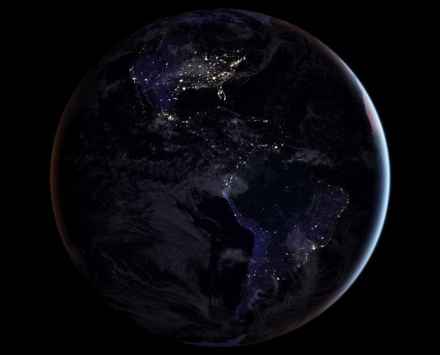 Imagen de la NASA del 12 de abril de 2017 mostrando en hemisferio norte de noche.