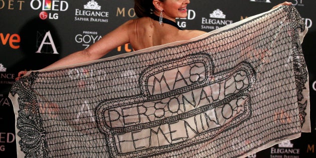 Cuca Escribano y su chal reivindicativo en la gala de los Goya 2017.