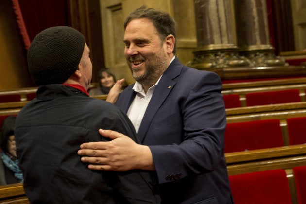 El vicepresidente del Govern, Oriol Junqueras (derecha), saluda al saluda al diputado de JxSí Lluís Llach, la pasada semana en el Parlament.