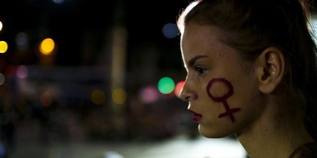 Una mujer participa en una manifestación contra una violación masiva perpetrada en mayo de 2016 en Río...
