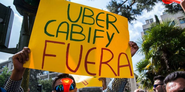 Un taxista protesta en Madrid contra Uber y Cabify. Marcos del Mazo/LightRocket/Getty Images