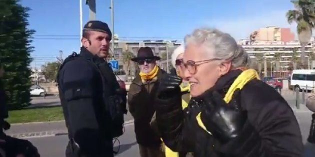 Impiden a unas mujeres pasear por el puerto de Mataró por llevar bufandas