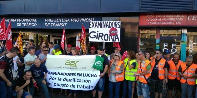Concentración de examinadores de toda Cataluña a las puertas de la Jefatura de la DGT en Barcelona.