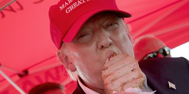 Donald Trump, entonces candidato a la presidencia de EEUU, se come un filete en una feria de Des Moines,...