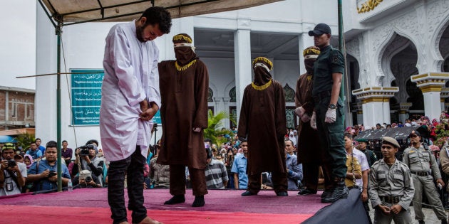 Una Pareja Homosexual Recibe Un Castigo De Azotes En Publico En Indonesia El Huffpost