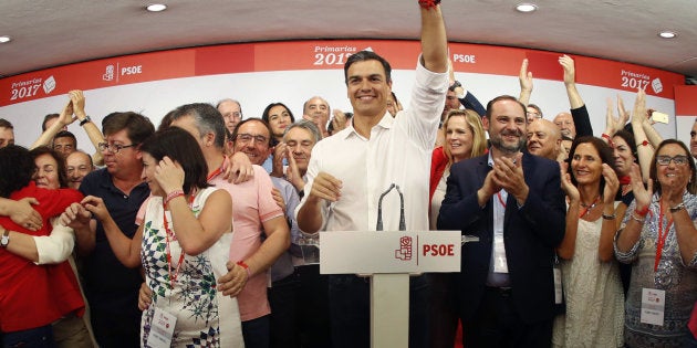 Sánchez y su equipo en Ferraz la noche de las