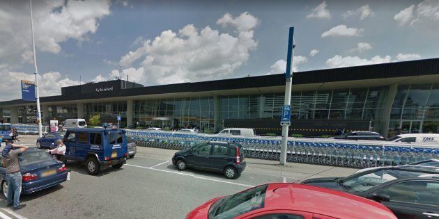 Desalojan el aeropuerto de Ámsterdam después de disparar contra un hombre armado con un