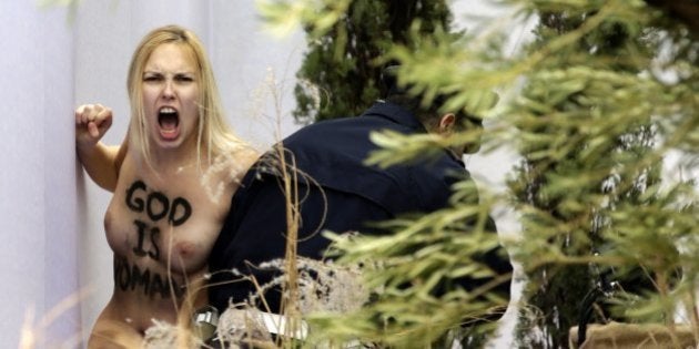 Femen en el Vaticano: una activista se cuela en un belén en la plaza de San Pedro y coge al niño