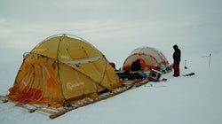 El Trineo de Viento frente a las grietas en el glaciar interior de