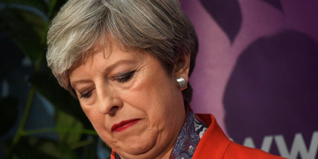 Theresa May, líder conservadora y actual primera ministra, cariacontecida mientras espera los resultados definitivos de la votación.