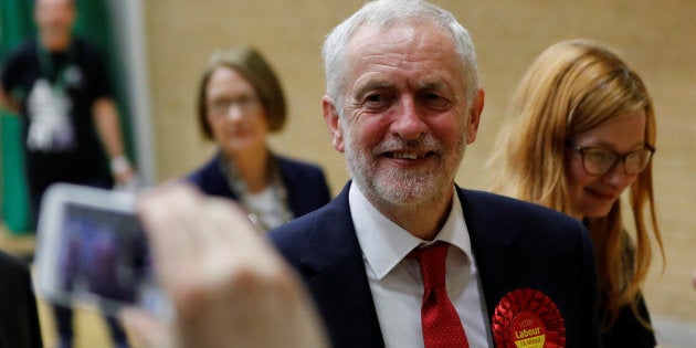 Jeremy Corbyn, líder laborista, aguardando el recuento en el centro de datos.