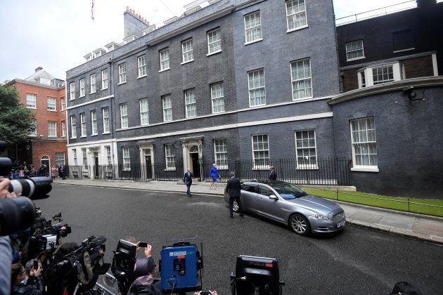 Theresa May deja el 10 de Downing Street con su esposo, camino de Buckingham