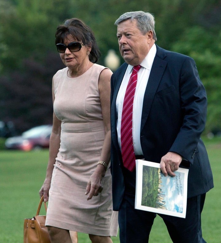 Washington (United States), 12/06/2017.- Viktor (R) and Amalija Knavs, the parents of US First Lady Melania Trump, arrive with US President Donald J. Trump and Melania (both not pictured) at the White House in Washington, DC, USA, 11 June 2017, after a trip to New Jersey. (Estados Unidos) EFE/EPA/CHRIS KLEPONIS / POOL