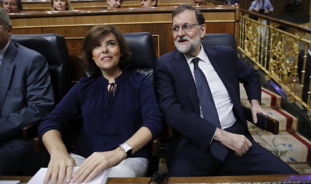 El presidente del Gobierno, Mariano Rajoy, y la vicepresidenta, Soraya Sáenz de Santamaría, en sus escaños.
