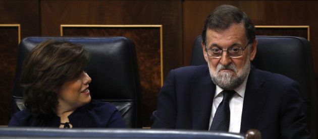 Rajoy y la vicepresidenta gesticulan.