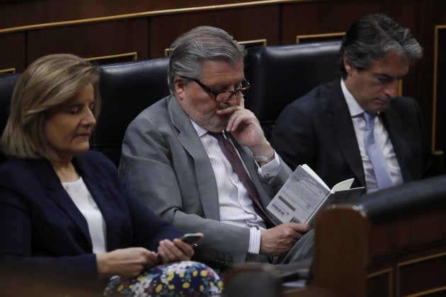 Los ministros, de Empleo, Fátima Báñez (izquierda); de Educación, Íñigo Méndez de Vigo (centro), y de Fomento, Íñigo de la Serna (derecha).