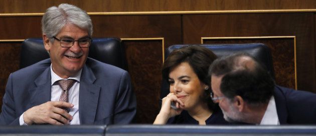 Rajoy, Sáenz de Santamaría y el ministro de Exteriores, Alfonso Dastis.