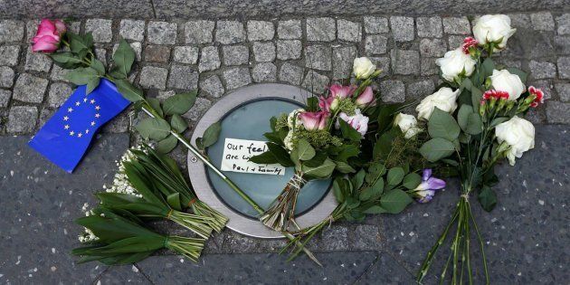 Ofrenda de flores ante la embajada de Reino Unido en Berlín (Alemania) tras el atentado en el Manchester Arena, el pasado 22 de mayo.
