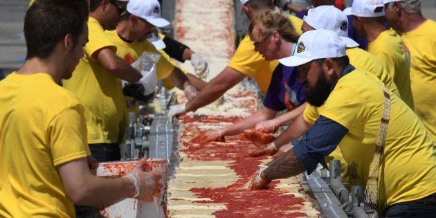 Cocineros de California (EEUU) hacen la pizza más larga del mundo: ¡De 1,93