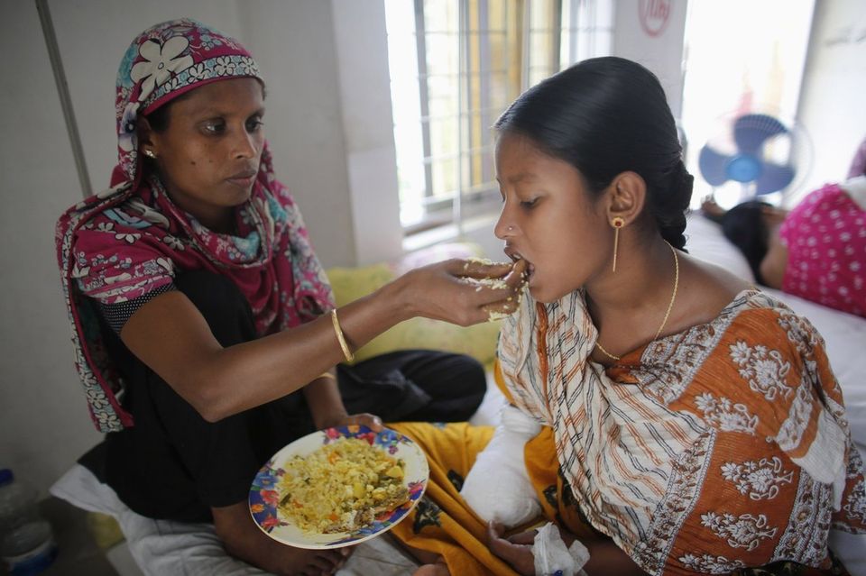 1. Anna Khatun, de 16 años, es alimentada por su madre tras el derrumbe de la fábrica de Bangladesh del 24 de abril
