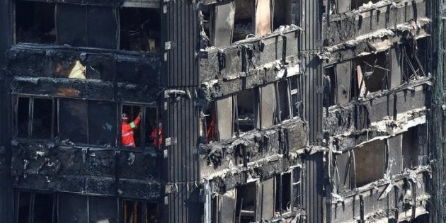 Miembros de los servicios de emergencias, trabajando en el interior de la torre, hace dos días.