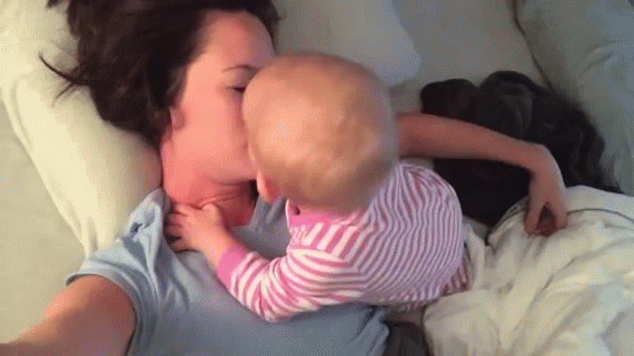 Esta madre intenta dormir la siesta con su bebé, pero su hija tiene otros planes (VÍDEO) |  El Huff Post Tendencias