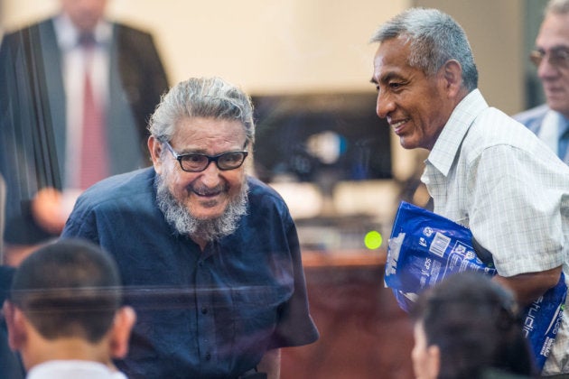 Abimael Guzman (i) and Florindo Eleuterio Flores 'Artemio' (d) llegan al juicio que se celebró contra varios líderes de Sendero Luminoso en febrero de 2017 en Lima (Perú).