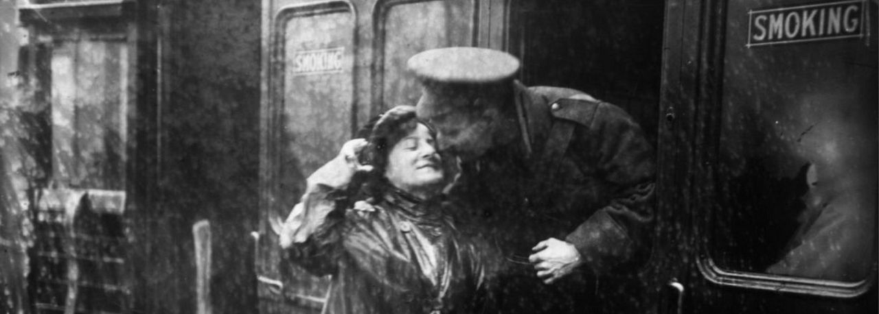 <em>Despedida de un soldado en la estación de tren Victoria (Londres) en 1914. Comenzaba la guerra.</em>