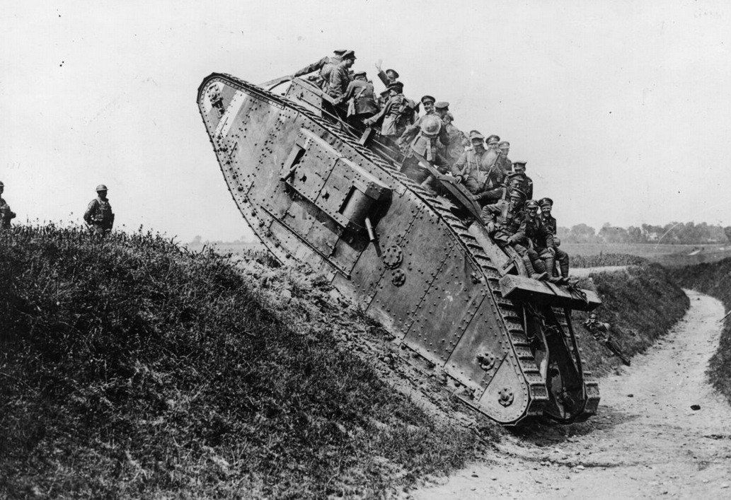 <em>1918. Soldados británicos en un tanque.</em>