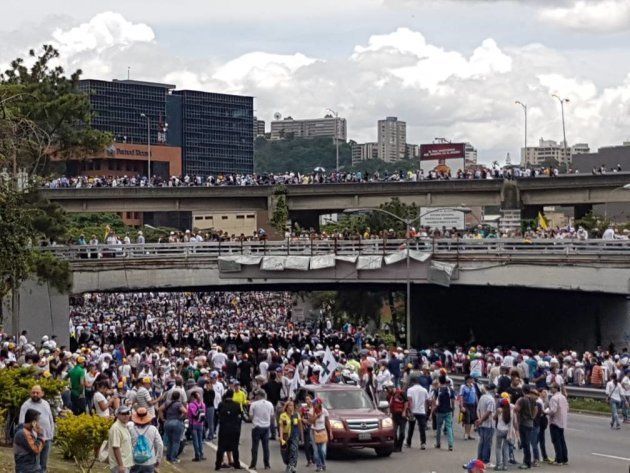 Manifestantes en una autopista de Caracas